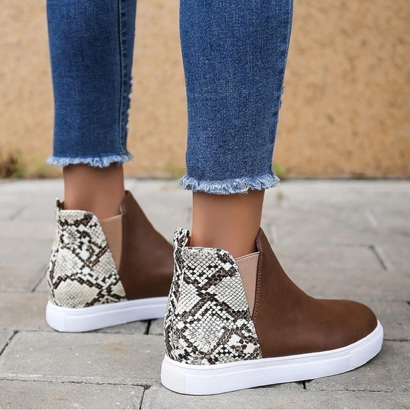 Women's Fashion Booties Pull On Coffee/Snakeskin Size-38/7 EUC - Picture 5 of 9